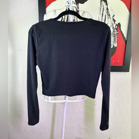 Ribbed Black fitted Long Sleeve Crop Top size M NWT Super Stretchy - Picture 4 of 4